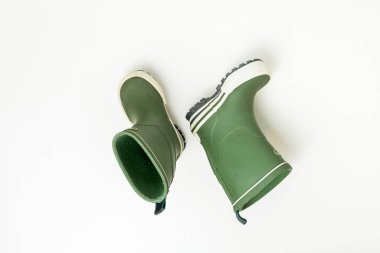 Beyaz arkaplanda izole edilmiş yeşil lastik çizmeler.