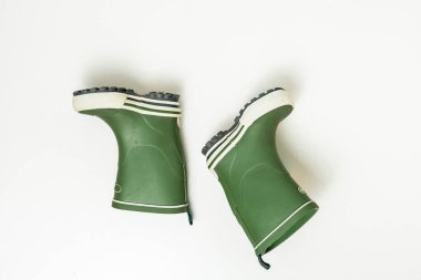 Beyaz arkaplanda izole edilmiş yeşil lastik çizmeler.