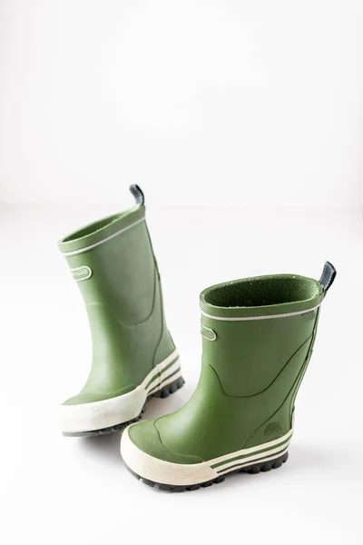 白色底色的绿色橡胶靴 — 图库照片
