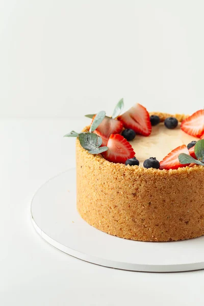 Homemade Classic New York Cheesecake Crunchy Crust Decorated Fresh Strawberries — Stock Photo, Image