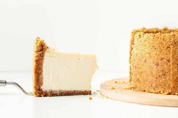 Hausgemachter Klassischer New Yorker Käsekuchen Auf Dem Holzbrett Geschnitten Vanillekuchen — Stockfoto