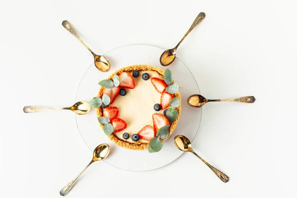 접시에는 딸기와 블루베리로 전통적 케이크가 파티를 케이크 — 스톡 사진