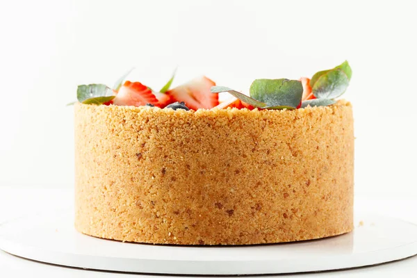 배경에 딸기와 블루베리로 바삭바삭 껍질로 전형적 케이크 — 스톡 사진