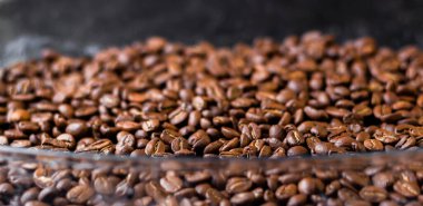 Kahve çekirdekleri. Bokeh arkaplanlı makro çekim. Kavrulmuş kahve çekirdeği.