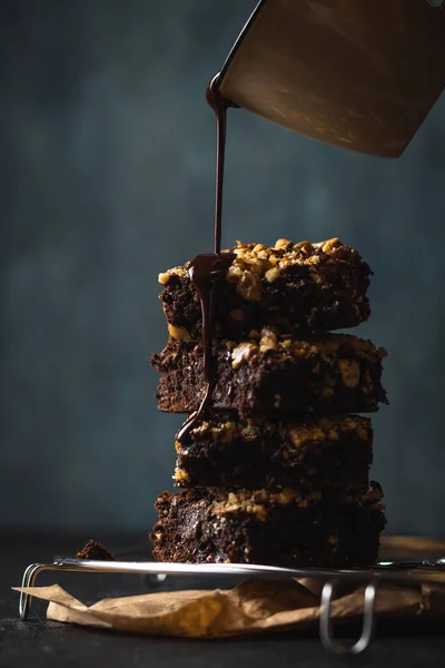 Hromada Čokoládových Brownies Ořechy Drobečky Vrcholu Tmavě Roztavené Čokolády Kape — Stock fotografie