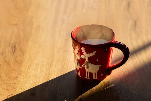 Зимой Красная Чашка Чая Паром Деревянном Столе Суровом Дневном Свете — стоковое фото