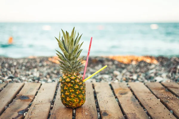 Cocktail Uma Fruta Abacaxi Fresco Com Uma Vara Swizzle Contra — Fotografia de Stock