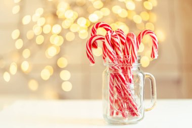 Noel beyaz ve kırmızı çizgili şeker kamışı. Noel ve yeni yıl geçmişi bulanık. Güzel ışık bokeh.