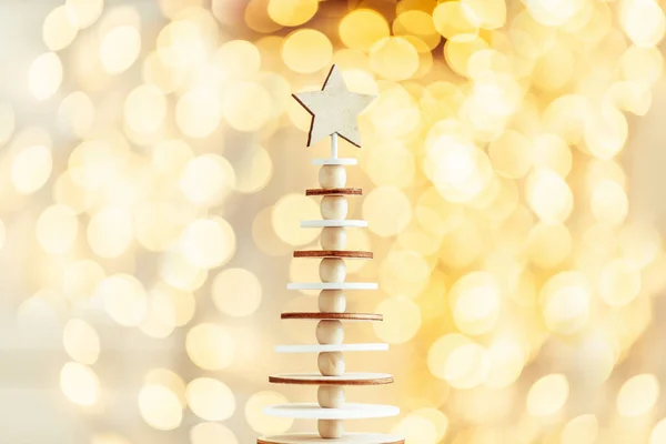 上に星付きDiy木製のクリスマスツリー クリスマスと新年の背景がぼやけている 暖かい光 Bokeh — ストック写真