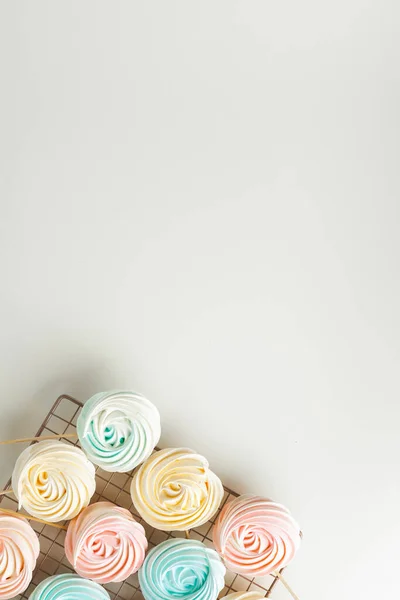 Beyaz Arka Planda Ahşap Bir Sopayla Renkli Kremalı Pasta Kurabiye — Stok fotoğraf