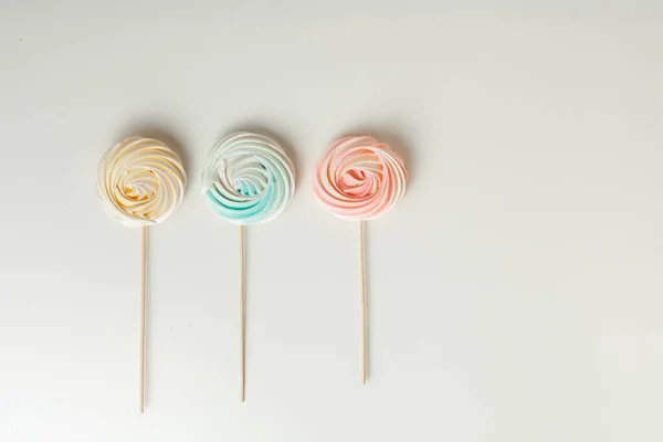 Galletas Coloridas Merengue Beze Con Palo Madera Sobre Fondo Blanco — Foto de Stock