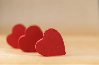 Sevgililer Günün kutlu olsun. Hediyenin ve hediyenin çevre dostu paketi. Karton kutu halatla bağlanmış, kahverengi geri dönüşümlü kağıtta kırmızı kalpler var. Aşk ifadesi