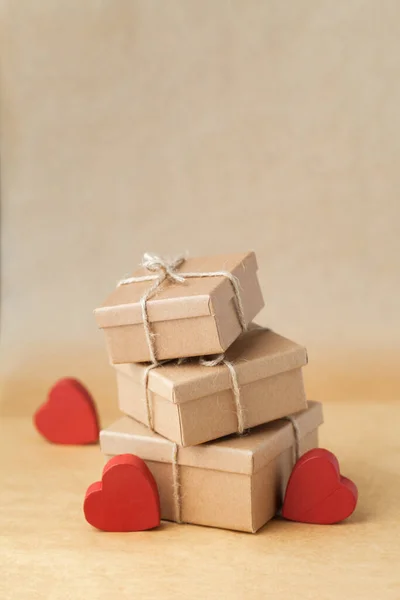 情人节快乐 环保包装的礼物和礼物 纸板箱 用红心绳绑在棕色的再生纸背景上 爱的表达 — 图库照片