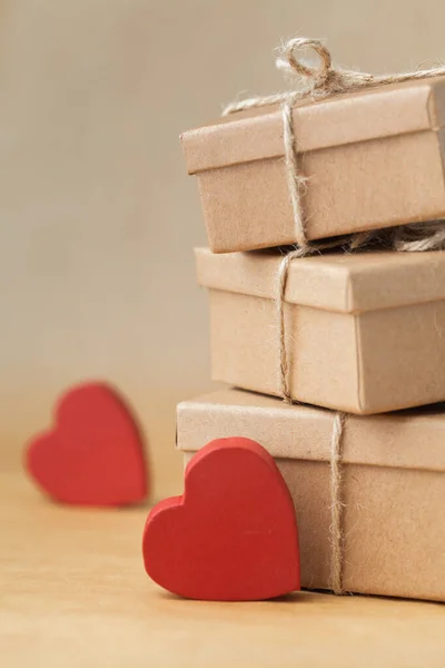 情人节快乐 环保包装的礼物和礼物 纸板箱 用红心绳绑在棕色的再生纸背景上 爱的表达 — 图库照片