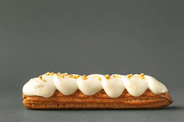 Tereyağı kremalı ve süslemeli taze ekler. Koyu yeşil ya da gri arka planda Fransız pastası. Makro çekim