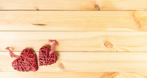 素朴な木製の背景に2つの赤い細工の心 ハッピーバレンタインデー ラブカードテンプレート — ストック写真
