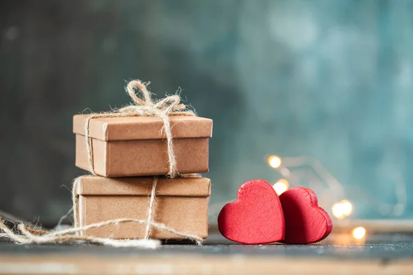 情人节快乐 环保包装的礼物和礼物 纸板箱 用红心绳绑在黑暗的混凝土背景上 爱的表达 — 图库照片
