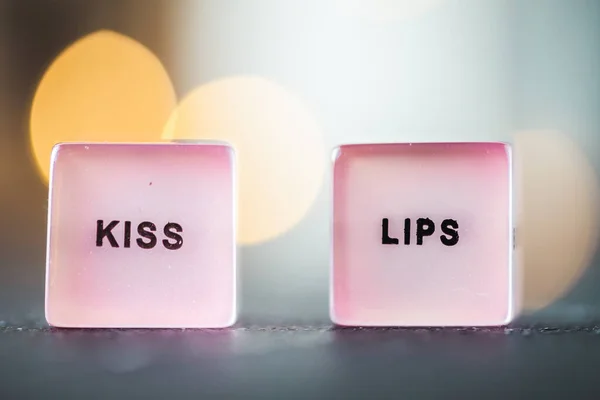 Μακρό Πλάνο Του Ροζ Ζάρια Φιλί Χείλη Κείμενο Αυτά Θολή — Φωτογραφία Αρχείου