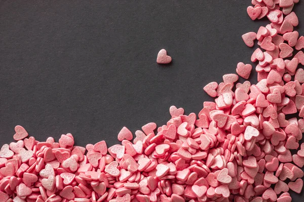 Montón Pequeños Caramelos Forma Corazón Rosa Sobre Fondo Gris Espacio — Foto de Stock