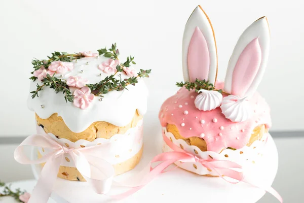 Gâteau Pâques Pain Sucré Décoré Biscuits Aux Oreilles Lapin Glaçage — Photo