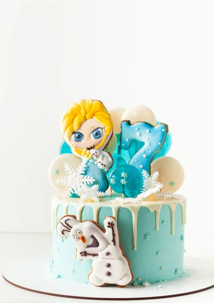 乌克兰基辅 2020年9月15日 迪斯尼角色Elsa和她的朋友Olaf Snowman Gingerbread Cookies在生日蛋糕顶部 冻结的卡通人物 圣诞饼干 — 图库照片