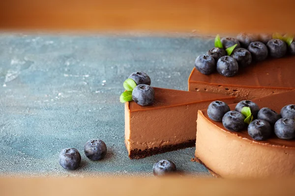 초콜릿 케이크에 블루베리와 빈티지 콘크리트 배경이 갈라진 — 스톡 사진