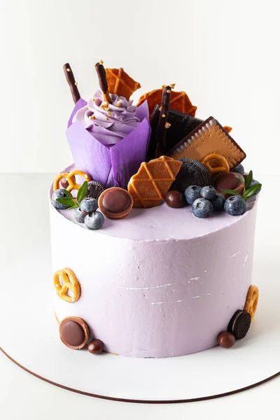 Violette Taart Met Bosbessen Snoepjes Chocoladekoekjes Decoratie Witte Achtergrond Met — Stockfoto