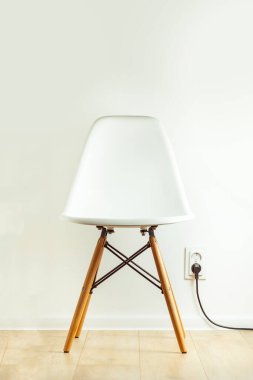 Beyaz arka planda tahta bacakları olan modern sandalye.