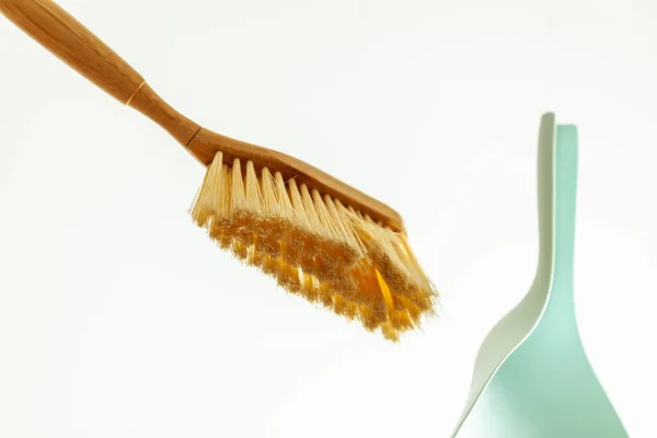 Cepillo Basura Madera Cucharada Turquesa Levitan Sobre Fondo Blanco —  Fotos de Stock