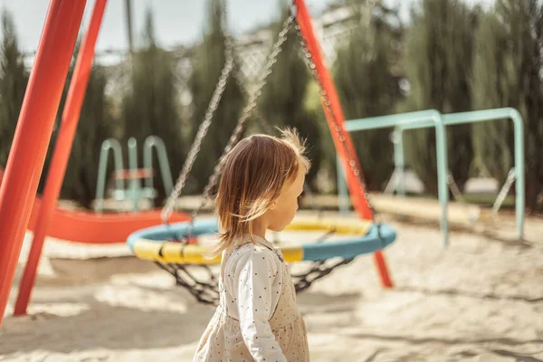 現代の子供の遊び場で遊んでいる幸せな小さな白人の女の子 晴れた日 — ストック写真