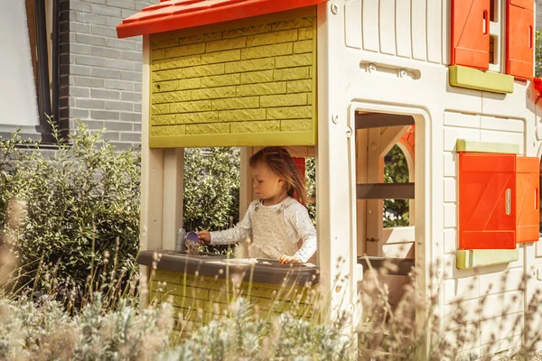 Feliz Niña Caucásica Jugando Cocina Juego Con Utensilios Cocina Juguete — Foto de Stock