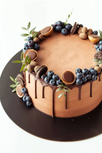 Шоколадний Торт Прикрашений Чорницею Печивом Шоколадом Білому Тлі Плоский Шар — стокове фото