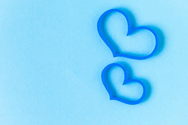 Duas Figuras Forma Coração Azul Fundo Azul Claro Conceito Amor — Fotografia de Stock