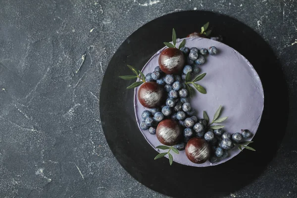 День Народження Торт Фіолетовим Вершковим Сиром Глазурований Шоколадними Сферами Ягодами — стокове фото