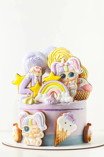 Kyiv Ukraine March 生日蛋糕 上面有紫色奶油奶酪糖霜 上面装饰着姜饼饼干 形状像Lol娃娃 是给一个4岁小女孩吃的 白人背景 — 图库照片
