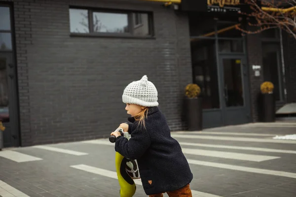 Стильна Маленька Біла Дівчинка Катається Скутері Сучасному Місті Малюк Скутері — стокове фото