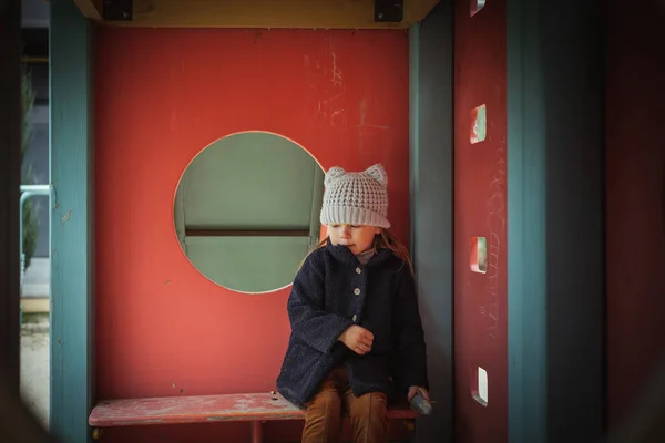 Красивая Маленькая Кавказская Девочка Грустная Одинокая Детской Площадке — стоковое фото