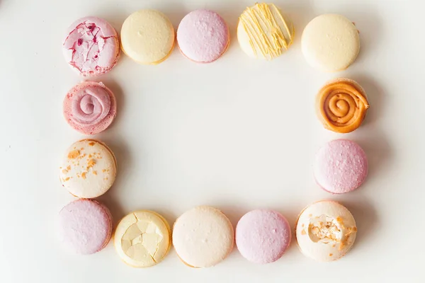 Pose Plate Macarons Jaunes Roses Sur Fond Blanc Disposés Ensemble — Photo