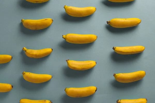 Colocação Plana Mini Padrão Bananas Bebê Fundo Azul Turquesa Bananas — Fotografia de Stock