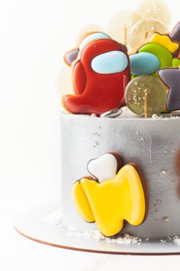 KYIV, UKRAINE - 26 Haziran: Online bilgisayar oyunu karakterleri şeklinde zencefilli kurabiyelerle süslenmiş doğum günü pastası. Aramızda kalsın. Beyaz arkaplanda temalı pasta