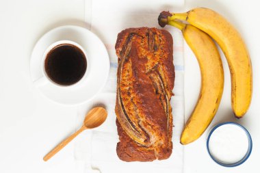 Taze ev yapımı muz ekmeği ve beyaz arka planda bir fincan kahve. sağlıklı diyet kahvaltı.