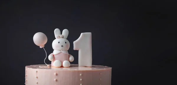 Geburtstagstorte Mit Rosa Frischkäse Zuckerguss Mit Kaninchen Mit Luftballon Aus — Stockfoto