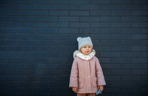 Dreamy Cute Little Girl Stracił Myśli Ciemnej Ścianie Cegły — Zdjęcie stockowe