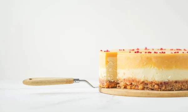 Cheesecake Κομμένα Κίτρινο Στρώμα Mango Πουρέ Στο Λευκό Φόντο — Φωτογραφία Αρχείου