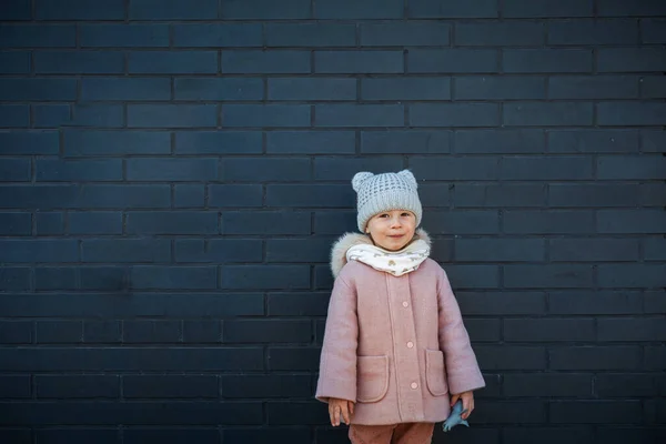 Happy Cute Little Girl Uśmiechając Się Ściany Ciemnej Cegły — Zdjęcie stockowe