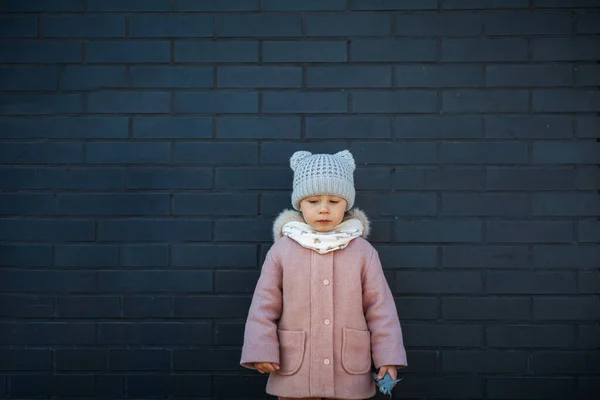 Cute Little Girl Jest Smutna Rozpaczy Stojąc Przeciwko Ciemnej Cegły — Zdjęcie stockowe