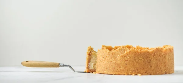 Käsekuchen Geschnitten Mit Gelbem Mangopüree Auf Weißem Hintergrund — Stockfoto