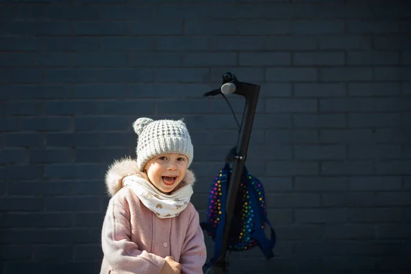 Happy Cute Little Girl Uśmiechając Się Śmiejąc Się Ciemnej Cegły — Zdjęcie stockowe