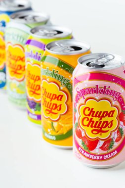 Kyiv, Ukrayna - 24 Mayıs 2025: Alkolsüz, farklı aromalı, beyaz arka plandaki teneke kutularda farklı aromalı, alkolsüz Chupa Chups seti. Tropik yaz ferahlatıcı içecek konsepti