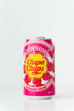 Kyiv, Ukrayna - 24 Mayıs 2025: Chupa Chups alkolsüz köpüksüz ahududu aromalı meşrubat beyaz arka planda bir teneke kutuda. Tropik yaz ferahlatıcı içecek konsepti